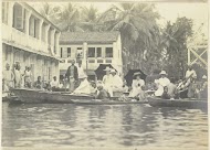 Gezelschap Europeanen, waaronder Maggy Sandel, voert in bootjes door de overstroomde straten van Tandjong Poera, Langkat Sumatra