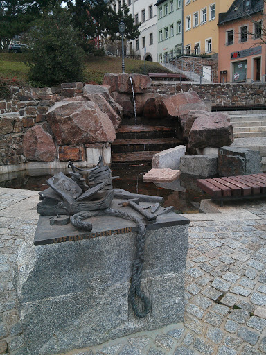 Bergbaudenkmal vor Brunnen