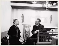 Mgr. Bär in gesprek met de Nederlandse aalmoezenier Wassenberg