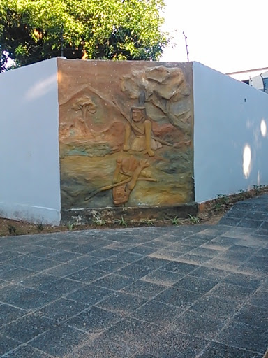 Mural Esculpido Del Indio Reflejado