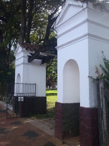 Entrada A La Iglesia De Yaguaron