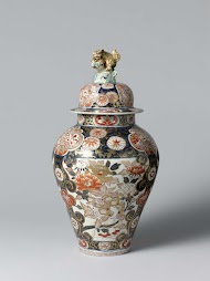 Dekselpot met shishi, hoo-vogels, bloeiende planten en bloemranken