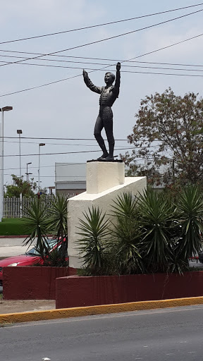 Estatua Eloy Cavazos