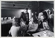 Personeel van de confectiefabriek Seriös na de bezetting