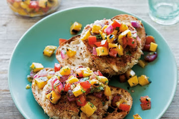 Crab and Jalape&amp;#241;o Burgers with Grilled Mango Salsa