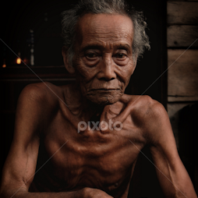 Tatapan renta by Aswin Kep - People Portraits of Men
