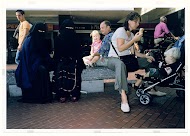 Twee vrouwen in niqaab, na het winkelen