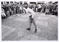 Optreden van een breakdancer tijdens de grote anti-kernwapendemonstratie in Den Haag