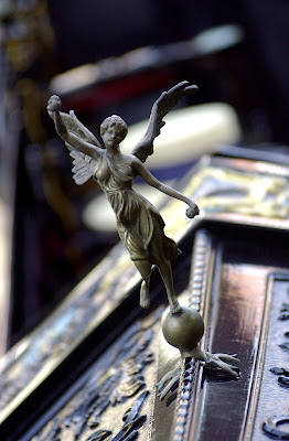 Gondola bow ornament.