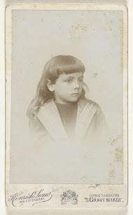 Studioportret van een meisje in matrozenpak