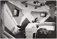 Artiest Jango Edwards tijdens een experimenteel programma van de Amsterdamse KabelTV uitgezonden vanaf de Firato