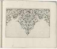 Ornamenprent met spits met rolwerk, en in het midden een engelenkop