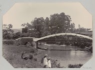 Twee meisjes langs de Umgeni rivier bij Howick Castle te Howick, Zuid-Afrika