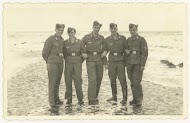 Leden van de Luftwaffe aan het strand
