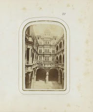 Woonhuis met geornamenteerde gevel en portieken in Neurenberg