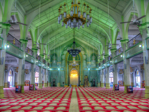 Masjid Sultan, or Sultan Mosque, is located at Muscat Street and North Bridge Road in Singapore. 