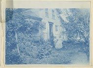 Vrouw en kind voor een huis