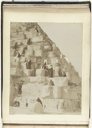 Drie vrouwen beklimmen de piramide van Cheops onder lokale begeleiding