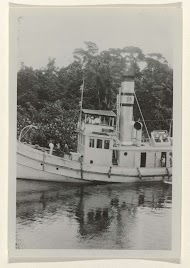 Sleepboot van de Surinaamsche Bauxiet Maatschappij te Moengo op de Cotticarivier