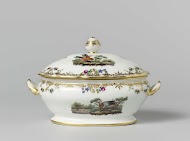 Terrine van porselein, veelkleurig beschilderd met vogels in een landschap