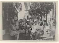 Gezelschap op een terras in Albina