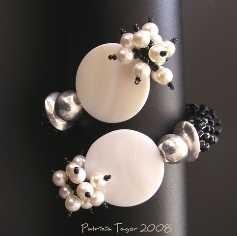 [Black & Pearl bracelet 02 copy[2].jpg]