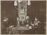 Mannen en vrouwen spelen een bordspel in een woonkamer