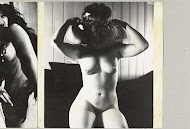 Naakte vrouw met bontkraag, zittend op een bank