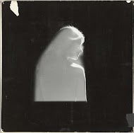 Licht silhouet tegen donkere achtergrond van hoofd en schouder van een vrouw die opzij kijkt