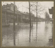 Ondergelopen straat bij een spoorviaduct tijdens de overstroming van Parijs