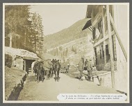 Militairen op straat in het gebombardeerd dorp Andraz