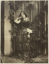 Portret van Caroline Asser in een tuin