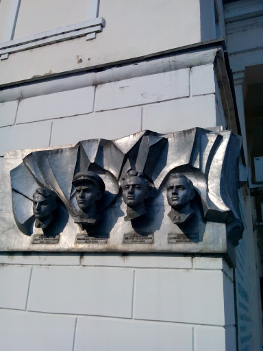 Памятник работникам Масложиркомбината Героям СССР