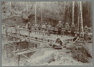 Bouw van een houten brug