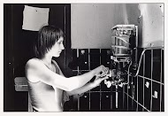 Loodgietster plaatst een nieuwe geiser in het Vrouwenhuisje in de Albert Cuypstraat