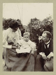 Man en een vrouw met een baby op schoot