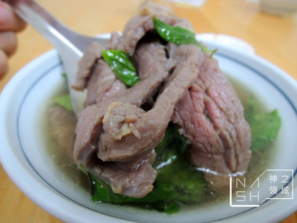 牛肉湯加很多九層塔的 潮州牛肉店