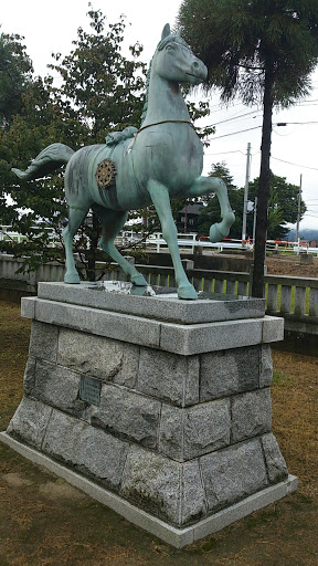 駆ける馬の像