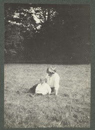 Moeder en dochter zitten op het gras, Landgoed De Paauw