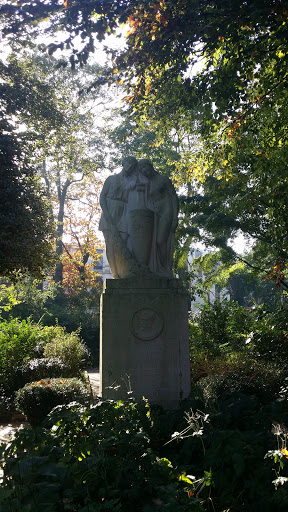 Parc Vauban Statue