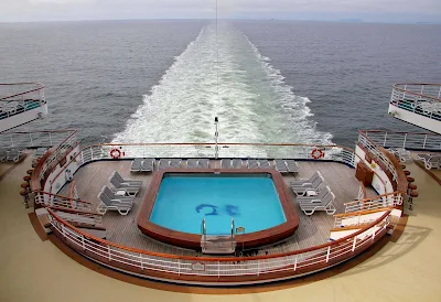 The aft pool aboard Golden Princess.