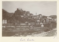 Gezicht op de stad Corte, gebouwd op een heuvel