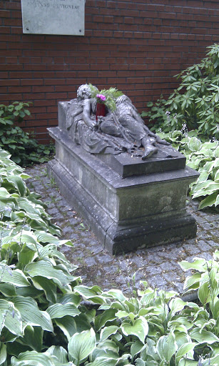Südfriedhof / Schlafendes Mädchen