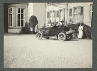 De familie Kohnstamm-Kessler in een auto op landgoed 'de Pauw' in Wassenaar