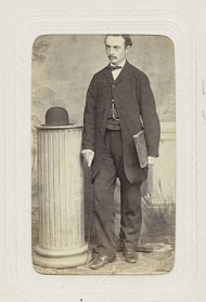 Studioportret van een man met snor, wandelstok en bolhoed