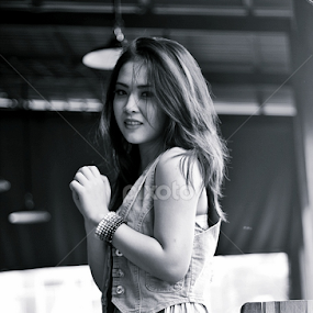 Beauty Of Amanda II by Mohammad Irvan Nento - People Portraits of Women