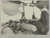 Passagiers, slapend op het dek eener boot der K.V.