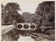 Brug bij Trinity College in Cambridge, op de voorgrond roeiboten