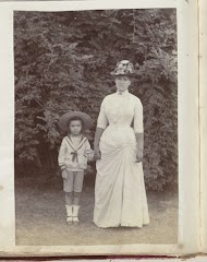 Portret van een vrouw en een kind hand in hand