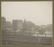 Ondergelopen straat en gebouwen tijdens de overstroming van Parijs, gezien vanuit een trein